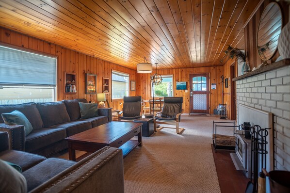 Smart TV, chimenea, consola de videojuegos y reproductor de DVD 