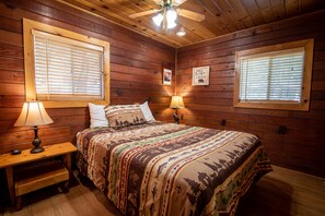 2 عدّة غرف نوم وخدمة الإنترنت وملاءات أسرّة