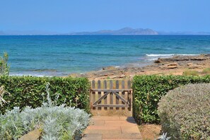 Beach nearby, sun-loungers, beach towels