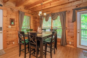Dining - Afternoon Delight: S/Secluded, Hot Tub, Game Room, Wifi, near Attractions! (Sevierville)
