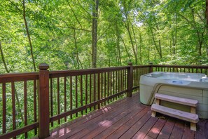 Outdoor spa tub - Afternoon Delight: S/Secluded, Hot Tub, Game Room, Wifi, near Attractions! (Sevierville)