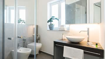 Een douche, zeep, shampoo, toiletpapier