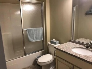 Tina, secadora de cabello, toallas