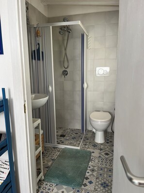 Een douche, een haardroger, handdoeken, zeep