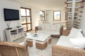 Fernseher, Kamin, DVD-Player, Bücher