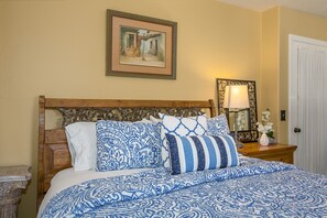 3 bedrooms, desk, iron/ironing board, travel crib