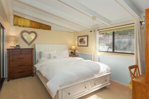 3 bedrooms, desk, iron/ironing board, travel cot