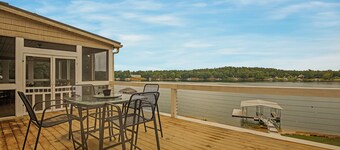 Arches - Artisan home on the main body of the lake, 2 covered boat slips