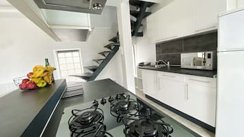 Frigorifero, microonde, forno, piano cottura