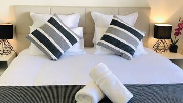 3 bedrooms, desk, iron/ironing board, free WiFi