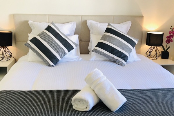 King size bed can be separate into 2 single beds as request. Same bed as in pic1