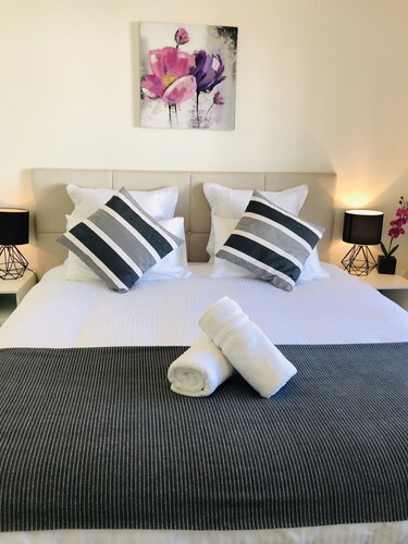 3BR Kensington Holiday Home Close to CBD, Melb Showgrounds Flemington Racecourse