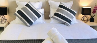 3BR Kensington Holiday Home Close to CBD, Melb Showgrounds Flemington Racecourse