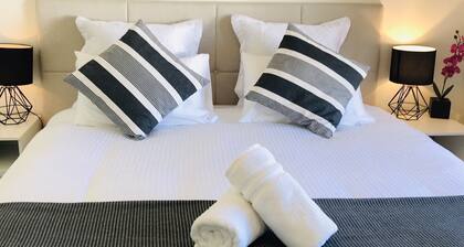 3BR Kensington Holiday Home Close to CBD, Melb Showgrounds Flemington Racecourse