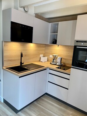 Fridge, microwave, oven, stovetop - Cézembre apartment 150 m from the lock beach (Dinard)