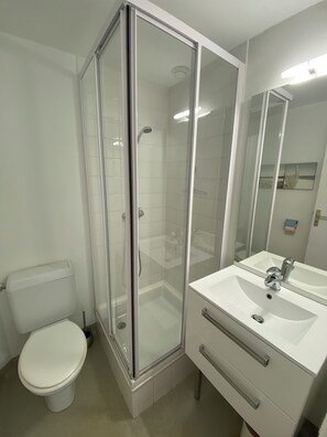Shower, hair dryer, towels, toilet paper