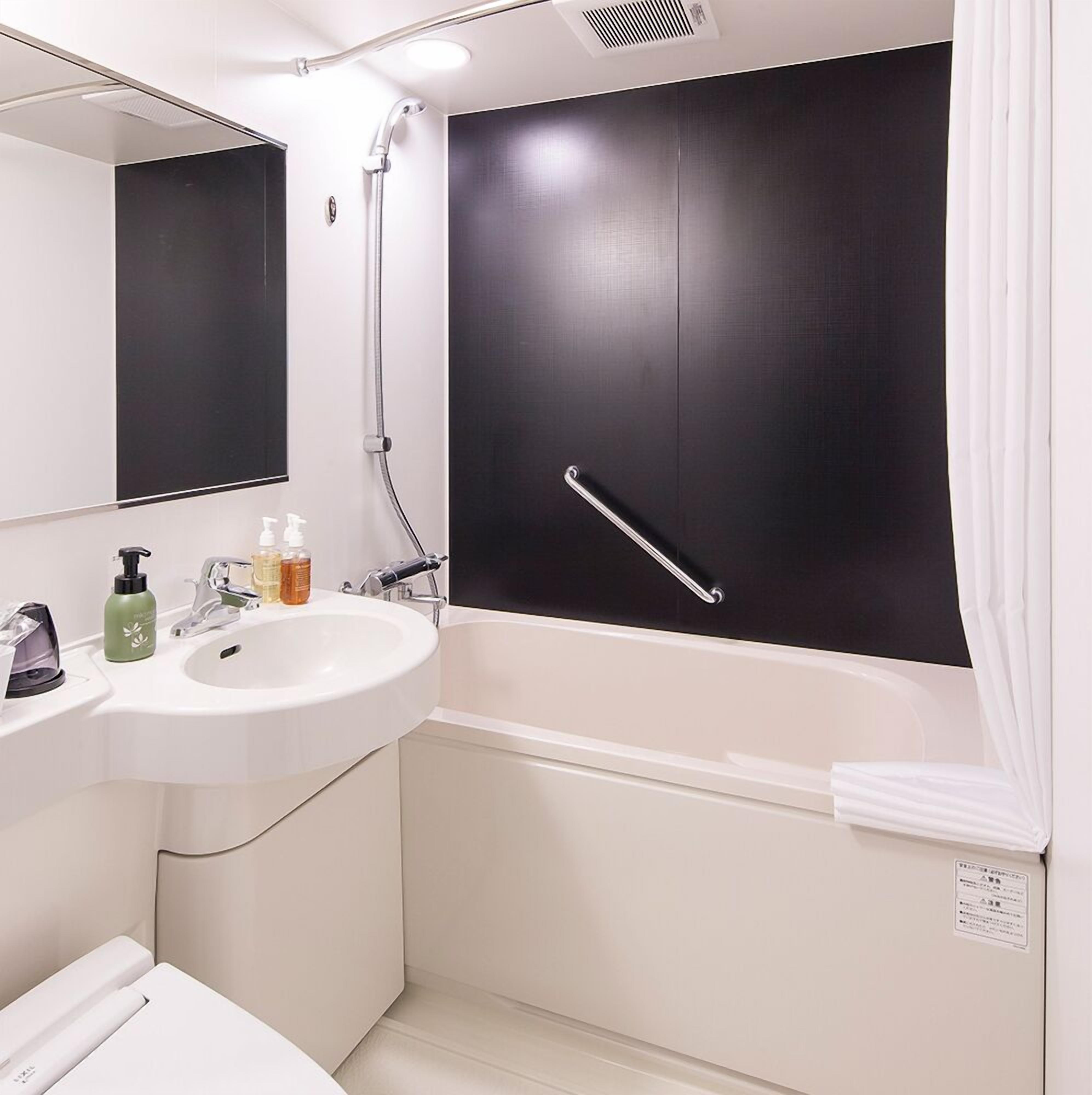 Amenidades de baño gratuitas, secadora de cabello, pantuflas 