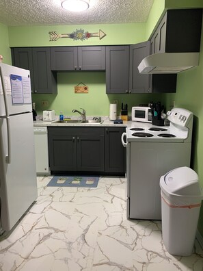 Fridge, microwave, oven, stovetop - Ezekiel's Getaway Side 1 - near Ark Encounter with Game room (Williamstown)