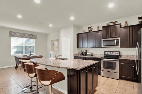 Jääkaappi, mikroaaltouuni, uuni, liesi