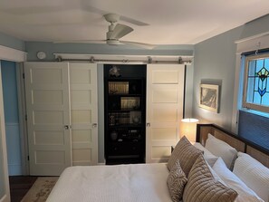 6 bedrooms, iron/ironing board, free WiFi, bed sheets