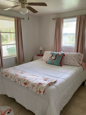2 slaapkamers, een bureau, een strijkplank/strijkijzer, wifi