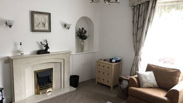 สตูดิโอ (The Cameron) | บริเวณนั่งเล่น | สมาร์ททีวี 45 นิ้ว พร้อมช่องดิจิตอล, ทีวี, Netflix