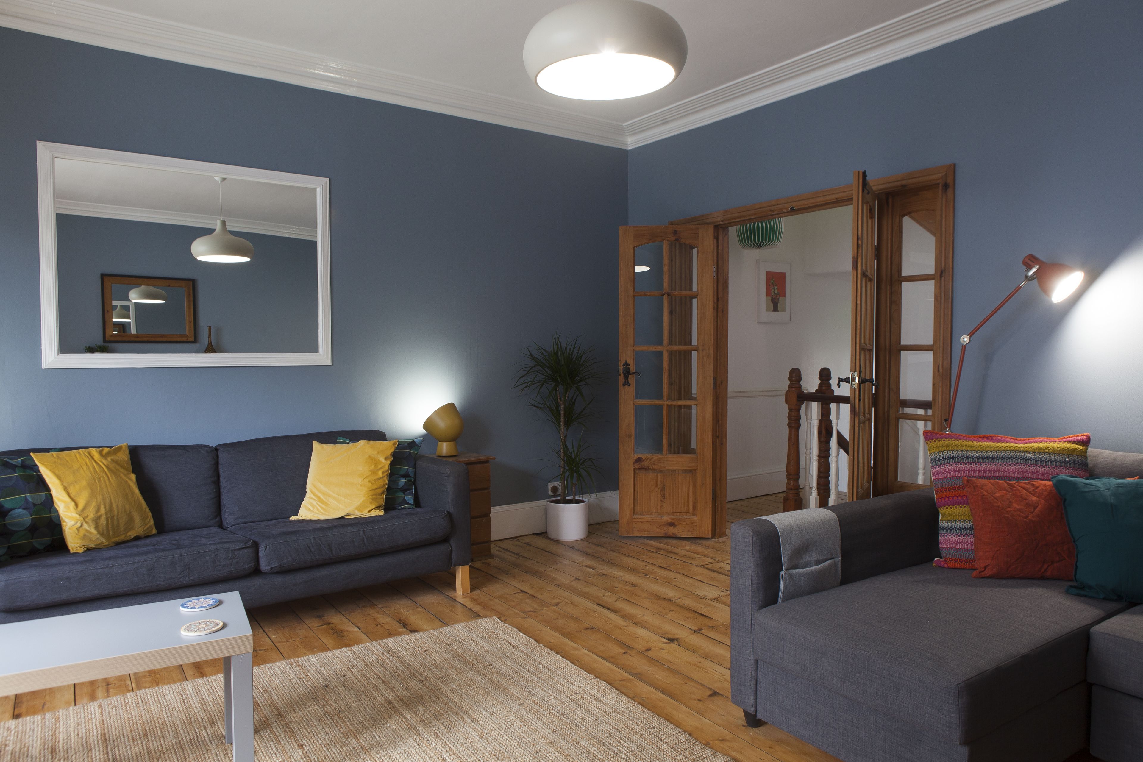 مساحة عمل للكمبيوتر المحمول ومكواة/لوح كي