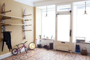 Småhus, 3 soverom | Skrivebord for bærbar PC og strykejern/-brett