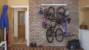 Cottage, 3 Bedrooms | Laptop workspace, iron/ironing board