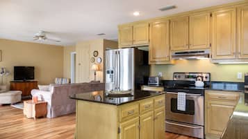 Frigorífico, microondas, horno y placa de cocina