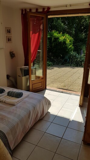 2 chambres, coffres-forts dans les chambres, fer et planche à repasser