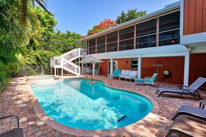 Een buitenzwembad, een verwarmd zwembad