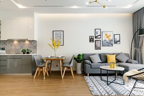 Fernseher, Kamin, Stereoanlage