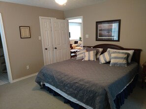 3 bedrooms, desk, WiFi, bed sheets