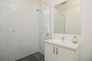 Douche, sèche-cheveux, serviettes fournies, savon