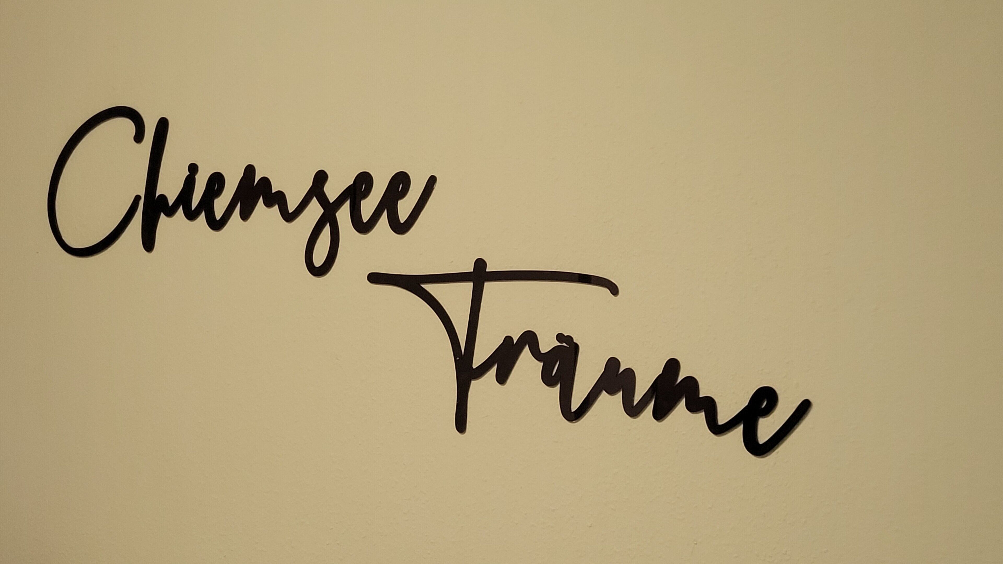 Paret amb el text "Chunsee Framme" escrit en una lletra amb estil.