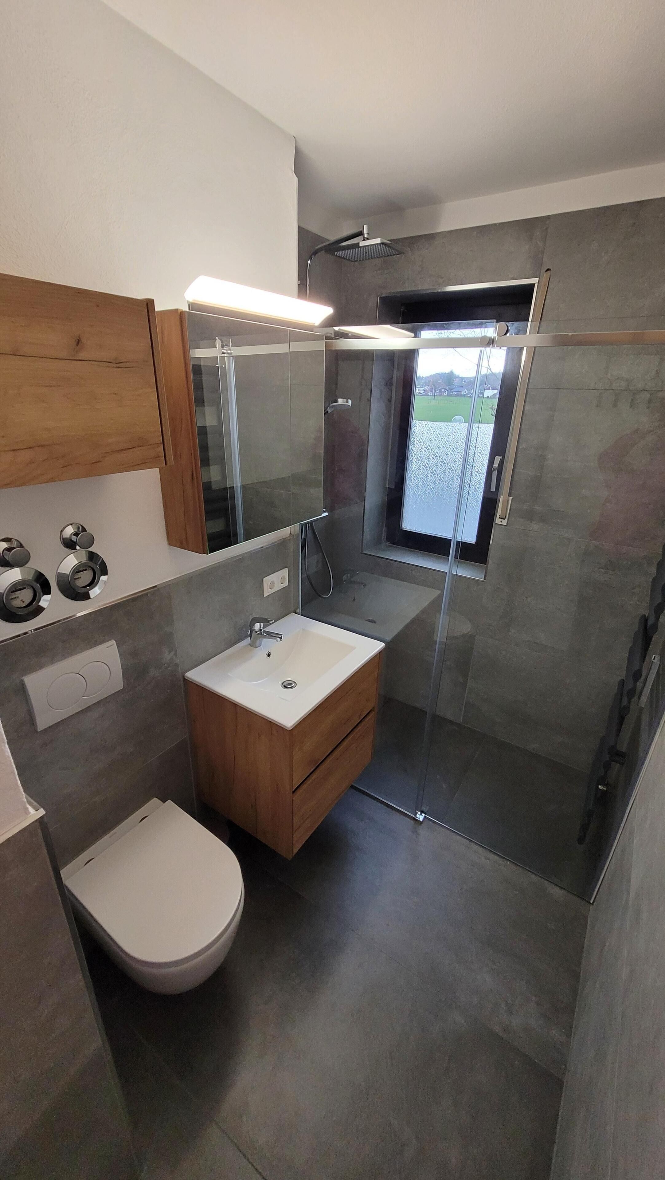 Badewanne, Haartrockner, Handtücher