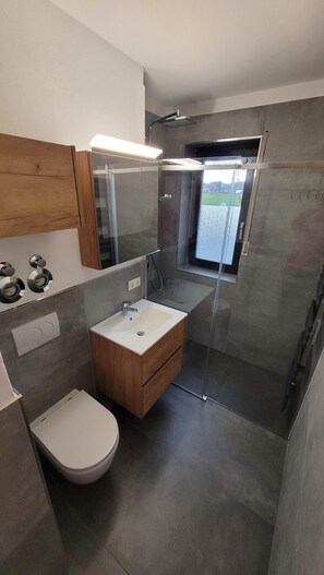 Badewanne, Haartrockner, Handtücher