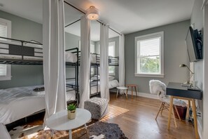 3 bedrooms, iron/ironing board, WiFi, bed sheets