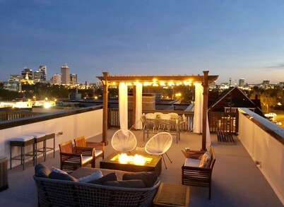 ★INSPIRE HOUSE★ Bachelor-ette Rooftop Sky Terrace! 1M to Broadway, 9 beds