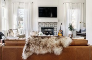 TV, peis, bøker og musikkbibliotek