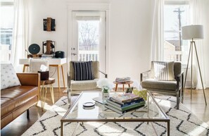 TV, peis, bøker og musikkbibliotek