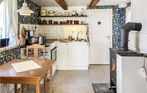 Fridge, microwave, stovetop, coffee/tea maker - 3 bedroom nice home in Bräkne Hoby (Bräkne Hoby)