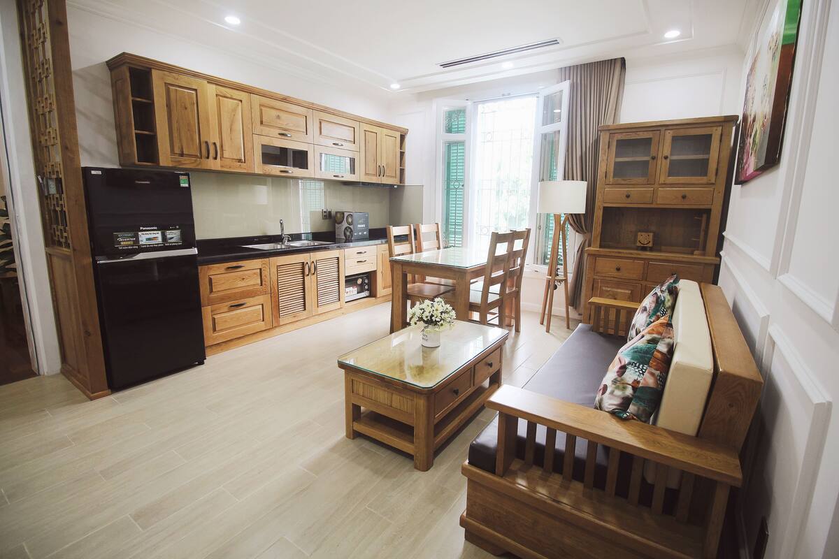 32-inch Smart TV with satellite channels, TV, Netflix