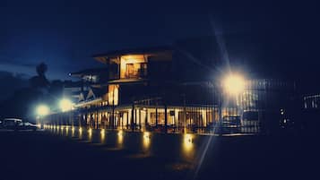 Depan hartanah - siang/malam