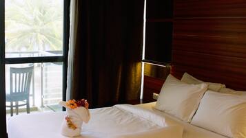 Premium Room, 1 Katil Ratu (Queen), Sea View | Peti besi dalam bilik, meja, langsir/tirai gelap terus