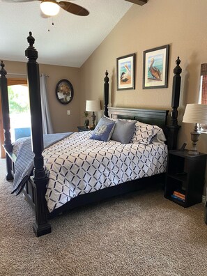 6 soverom, skrivebord, strykejern/-brett og reiseseng for barn