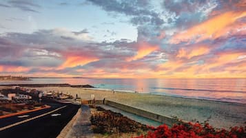 Beach nearby, sun-loungers, beach towels