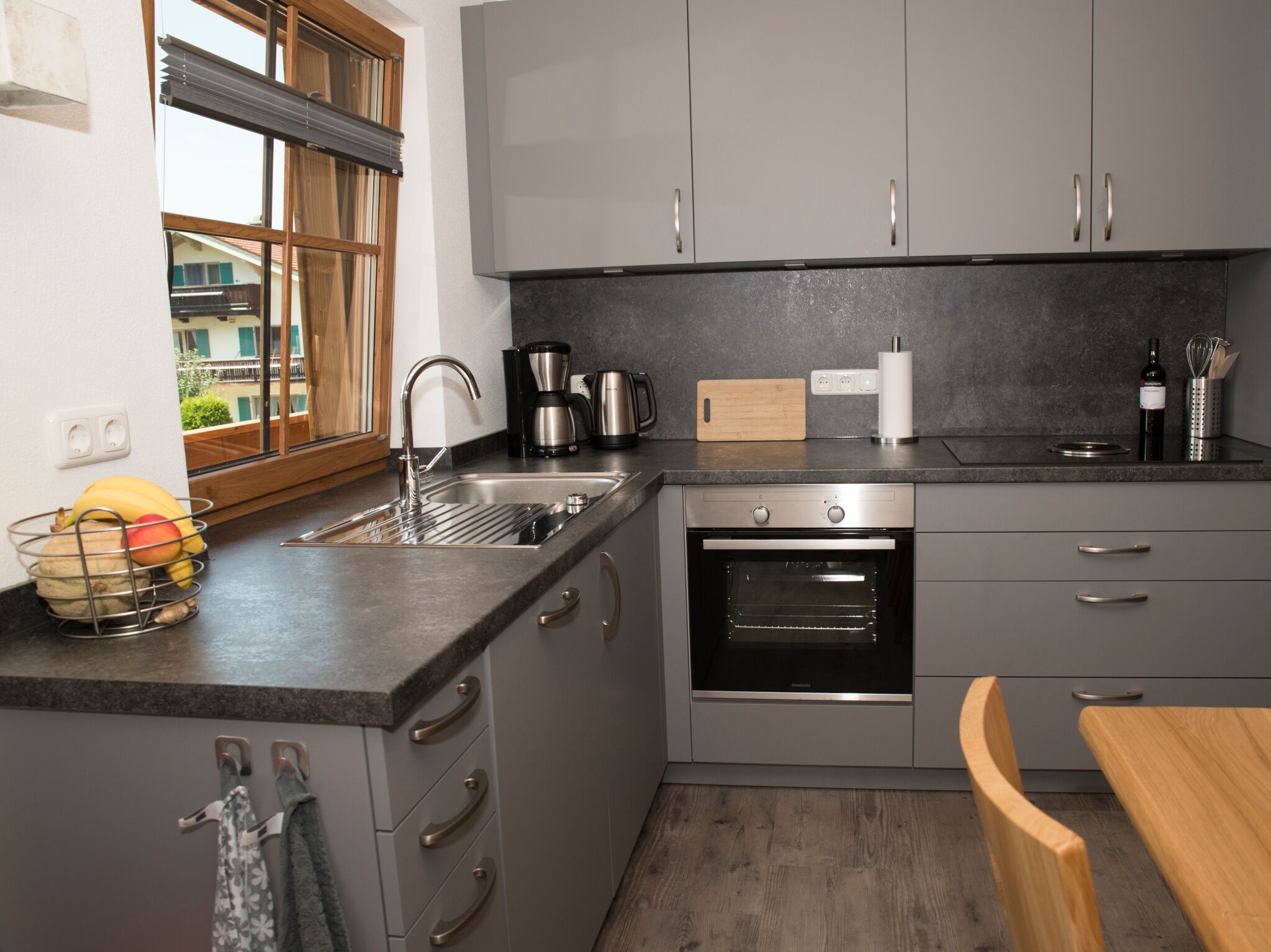 Mikrobølgeovn, ovn, kokeplater og oppvaskmaskin