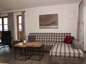 Een televisie en een tafeltennistafel